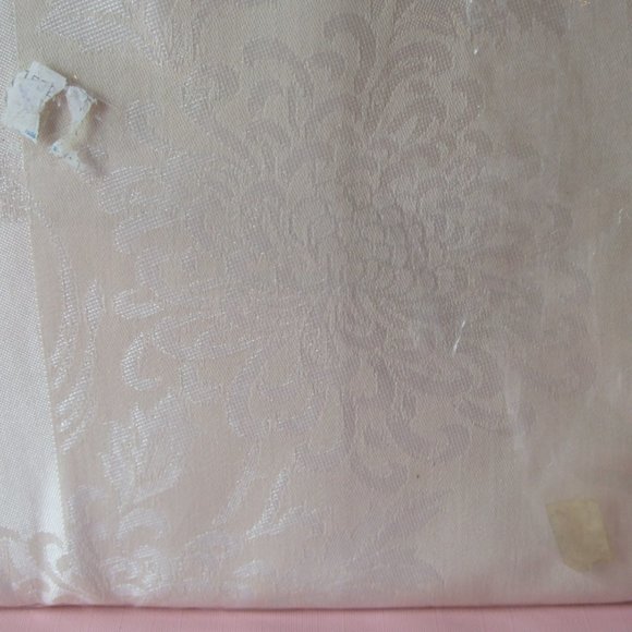 Imported Damask Tablecloth Chrysanthemum Pattern, 60" x 122", Cream Color. - Picture 2 of 4